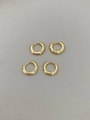 Detailansicht von zwei Paar vergoldeten 18K Creolen mit geometrischem Facettendesign - Geometrischer facettierter Stil / Klein / Gold