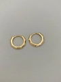 Detailansicht der 18K vergoldeten achteckigen geometrischen Creolen mit Klappverschluss - Geometrischer facettierter Stil / Groß / Gold