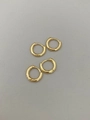 Detailansicht von zwei Paar 18K vergoldeten klobigen Creolen auf grauem Hintergrund - Einfacher runder Stil / Klein / Gold
