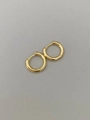 Detaillierte Nahaufnahme der 18K vergoldeten Huggie-Ohrringe mit polierter Oberfläche - Einfacher runder Stil / Groß / Gold