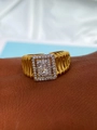 Bague de luxe dorée pour homme avec anneau nervuré et zircons étincelants sur deux rangs - Style rectangulaire nervuré (Bague 04)