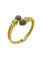 Detailansicht eines hohlen Goldarmreifs mit dunkelblauen Zirkonia und Kugelanhängern - Gold - Blauer Zirkon
