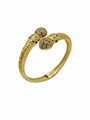 Nahaufnahme von goldenem Armreif mit hohlem Design und bunten Edelsteinen besetzt - Gold - Mehrfarbiger Zirkonia