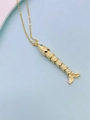 Detailansicht der goldenen Fischgrätenkette mit beweglichen Gliedern und grünem Stein - Metallischer Goldstil (Necklace J)