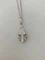 Detalle macro del colgante ovalado de la Virgen María en plata con piedras de circonita - Estilo María Zircón Completo (Collar A)