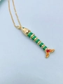 Detail eines bunten Fischanhängers mit grünem Körper und goldener Gliederkette - Grüner Körper Roter Schwanz Stil (Necklace L)