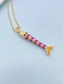 Nahaufnahme des bunten, beweglichen Fisch-Anhängers an einer Goldkette mit lila Emaille - Violetter Körper Oranger Schwanz Stil (Necklace M)