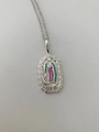 Detalle del colgante octogonal de Guadalupe con cristales de colores y cadena plateada - Estilo Guadalupe Octagonal (Collar D)