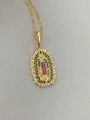 Detalle de collar dorado con colgante ovalado de Virgen María y cristales de colores - Estilo Guadalupe Hueco (Collar E)