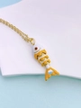 Dettaglio ravvicinato del ciondolo a forma di pesce dorato con smalto bianco e giallo - Stile Giallo E Bianco