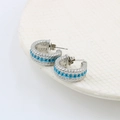 Dettaglio orecchini a C in argento con strass blu e design intrecciato in metallo lucido - Tonalità Argento Strass Blu (CK359)