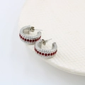Dettaglio di orecchini a C intrecciati in argento con una fila di zirconi cubici rossi - Tonalità Argento Strass Rosso (CK359)