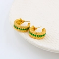 Dettaglio dei orecchini a C a spirale dorati con cristalli verdi smeraldo brillanti - Tonalità Oro Strass Verde (CK358)