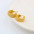 Dettaglio ravvicinato di orecchini a C dorati intrecciati con zirconi e inserti in perle - Tonalità Oro Strass Bianco (CK358)