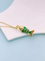 Ciondolo carpa koi snodabile con smalto verde e catena dorata su supporto bianco - Stile Verde Scuro E Arancione-Giallo