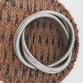Dettaglio macro di bracciali in acciaio inossidabile argento con trama a catena di serpente - Colore acciaio