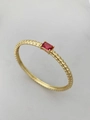 Dettaglio di un anello placcato oro 18 carati con zircone viola di forma rettangolare - Stile Zircone a Costine / Rosa intenso