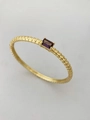 Dettaglio del bracciale a corda placcato oro 18K con zircone viola rettangolare - Stile Zircone a Costine / Viola