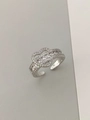 Gros plan d'une bague argentée avec motif cœur évidé et cristaux brillants sertis - Bague / Blanc