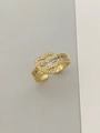 Détail d'une bague coeur plaquée or 18K avec zircons incrustés et anneau ajustable - Bague / Or