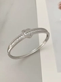 Gros plan du bracelet jonc ouvert en forme de cœur serti de zircons scintillants - Bracelet jonc / Blanc