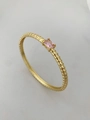 Dettaglio del bracciale placcato oro 18K con una pietra di zircone rosa rettangolare - Stile Zircone a Costine / Rosa