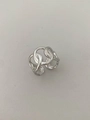 Detalle del diseño de cadena entrelazada de un anillo ajustable en color plata - Anillo / Blanco