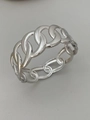 Primer plano detallado de un anillo de cadena cubana en metal plateado pulido - Bangle / Blanco