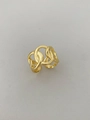 Detalle de anillo de cadena trenzada dorada con diseño de eslabones huecos - Anillo / Dorado