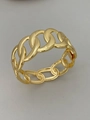 Primer plano detallado de una pulsera de cadena cubana dorada gruesa con acabado pulido - Bangle / Dorado