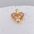 Dettaglio del ciondolo a cuore dorato con zirconi color champagne su base in pietra - Piccolo (Solo Ciondolo) / Cuore Champagne a Tre Pietre (C)