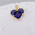 Macro-opname van hartvormige blauwe zirkoon hanger met vergulde zetting op stenen basis - Drie-Steen Gemengd Blauw Hart (F)