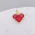 Macro di un ciondolo a cuore in zircone rosso con montatura a quattro griffe dorata - Piccolo (Solo Ciondolo) / Cuore Rosso Brillante a Pietra Singola (J)