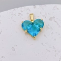 Dettaglio del ciondolo a cuore con zircone blu e montatura in oro placcato - Piccolo (Solo Ciondolo) / Cuore Blu Zaffiro a Pietra Singola (L)
