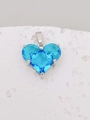 Detailansicht eines himmelblauen Herzanhängers aus Zirkonia mit silberner 4-Krallen-Fassung - Klein (Anhänger Ohne Kette) / Himmelblau