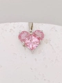 Makro-Detail eines herzförmigen Anhängers mit rosa Zirkonia in einer silberfarbenen Fassung - Klein (Anhänger Ohne Kette) / Rosa
