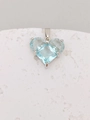 Makroaufnahme von hellblauem Zirkonia-Herzanhänger mit silberner Krappenfassung - Klein (Anhänger Ohne Kette) / Hellblau