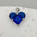 Blauer herzförmiger Zirkon-Anhänger mit silberner Krappenfassung und Facettenschliff - Klein (Anhänger Ohne Kette) / Dunkelblau
