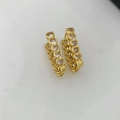 Dettaglio macro di orecchini a cerchio a cuore placcati oro 18K con zirconi scintillanti - Stile Cuore 01 / Oro