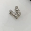 Dettaglio degli orecchini a cuore color argento con numerosi cristalli di zirconia intarsiati - Stile Cuore 01 / Argento