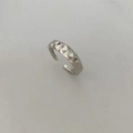 Detalle macro del patrón geométrico de rombos plateados en un anillo abierto ajustable - Anillo de Patrón de Diamante / Plateado (Estilo A)