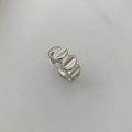 Detalle de anillo abierto plateado minimalista con textura 3D ovalada vertical única - Anillo de Frijol Marquesa / Plata (Estilo B)