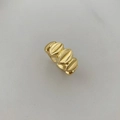 Vista detallada del anillo dorado con eslabones de grano de café y acabado de alto pulido - Anillo de Frijol Marquesa / Dorado (Estilo B)