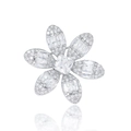 Eleganter Silber-Blumen-Broche mit quadratischem Kristallzentrum und Pavé-Diamantblättern - Silber Blumenstil