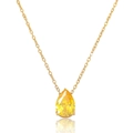 Detalle de un colgante de gema amarilla en forma de pera en una cadena de oro elegante - Collar-Amarillo Brillante(T0396)