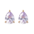 Vue macro de boucles d'oreilles en zircon lavande avec sertissage élégant plaqué or à 3 griffes - Boucles d'oreilles Clous-Violet Lavande(E1439)