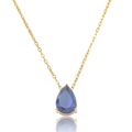 Détail d'un collier doré avec pierre bleue en forme de poire et chaîne O sur fond blanc - Collier-Bleu Foncé(T0392)