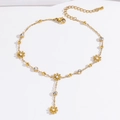 Detailaufnahme der goldenen Gänseblümchen-Fußkette mit Zirkonia und Perlenbesatz - Kleines Gänseblümchen Zirkon Stil (TL0011)