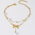 Detailansicht der doppellagigen goldenen Fußkette mit Schleifenanhänger und Perlen - Doppellagig Schleife Perle Stil (TL0026)