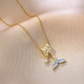 Detail der Goldkette mit diamantbesetztem Ring und blauem Emaille-Fischschwanz-Anhänger - Gold - Strass Fischschwanz Halskette
